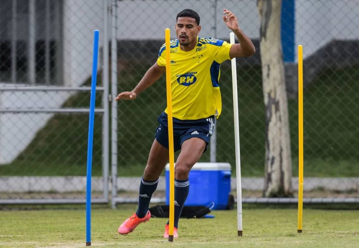 Gabriel Dias em treino com a camisa do Cruzeiro