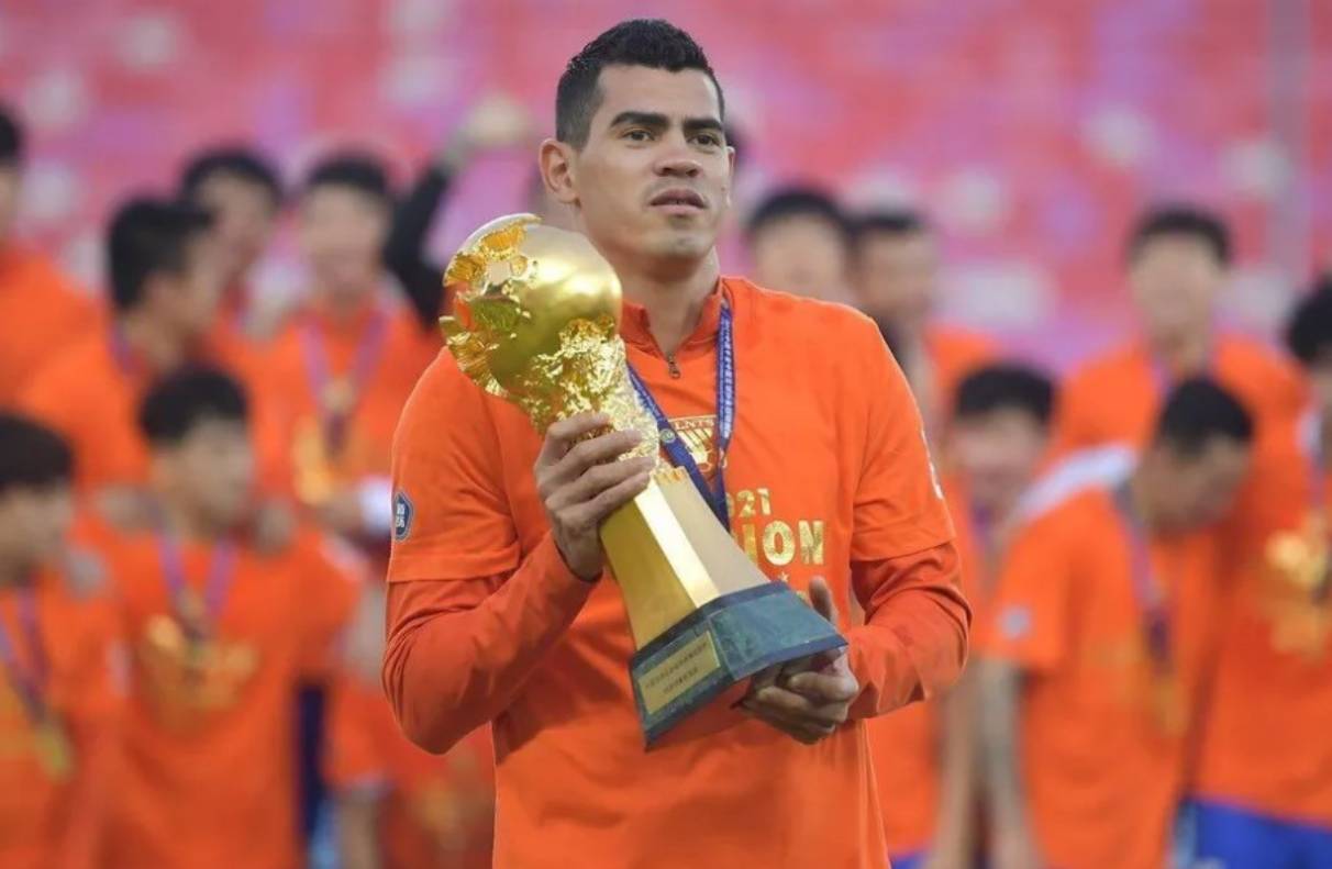 Jadson defende o Shandong Taishan, da China