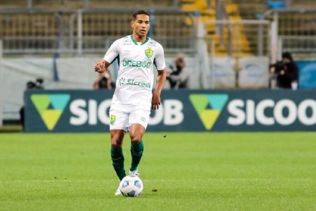 João Lucas em ação pelo Cuiabá