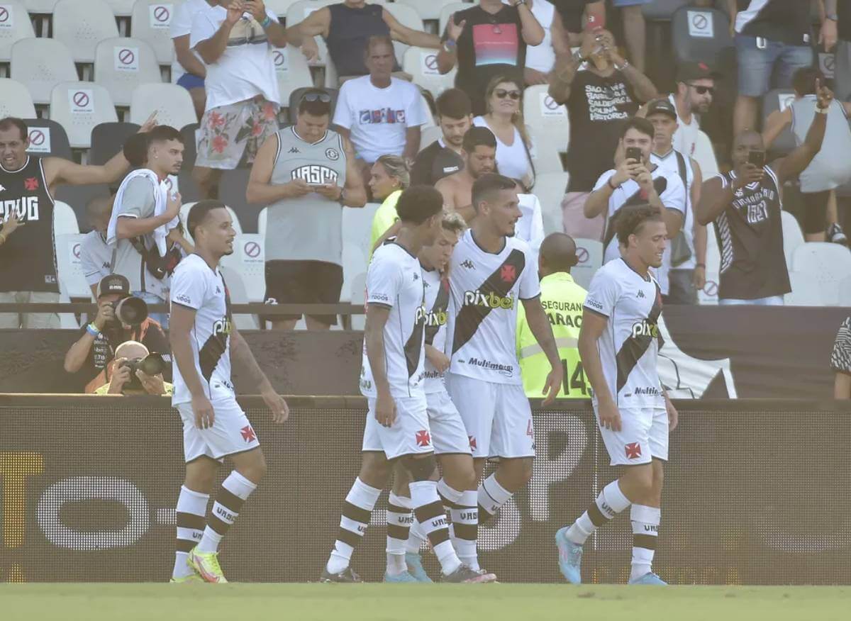 Jogadores do Vasco festejando gol contra o Resende