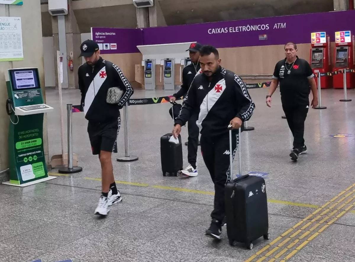 Jogadores do VAsco durante desembarque após eliminação na Copa do Brasil