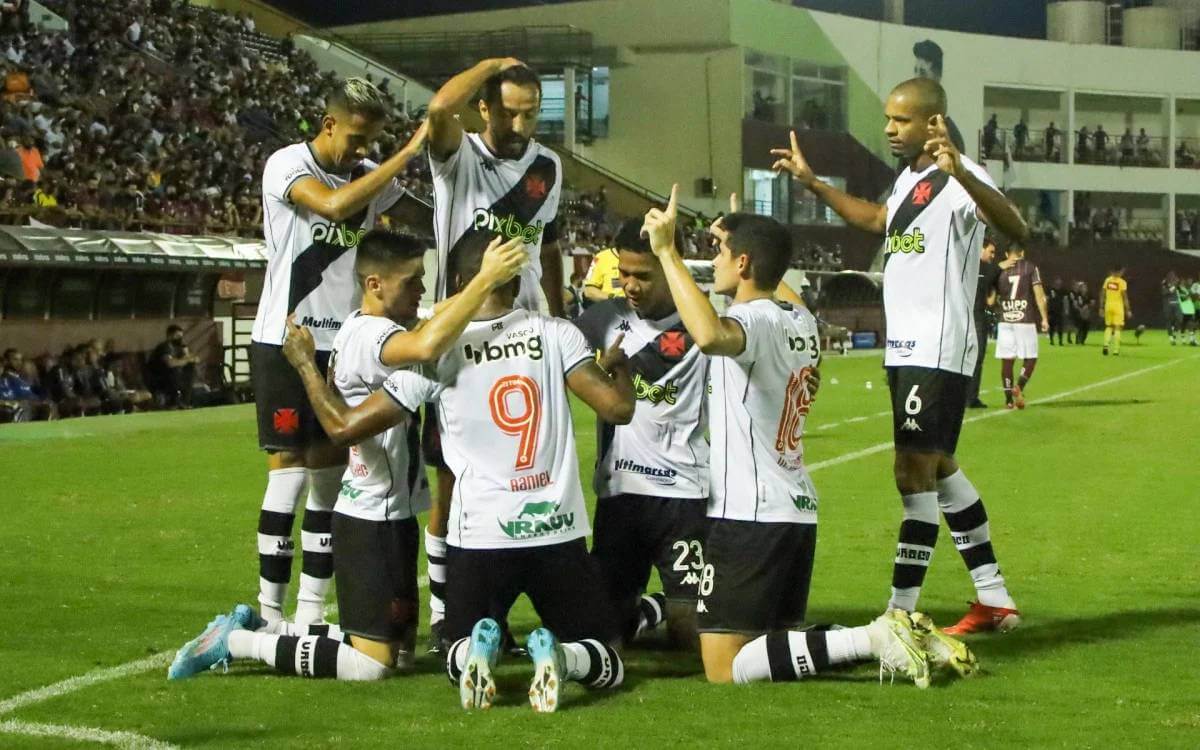 Jogadores do Vasco comemorando gol contra a Ferroviária