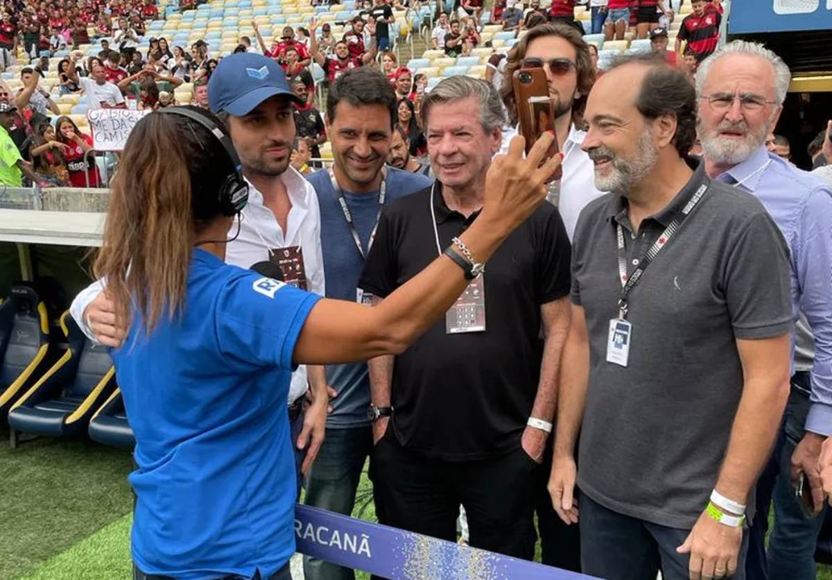 Josh, Jorge Salgado e Osório no gramado do Maracanã