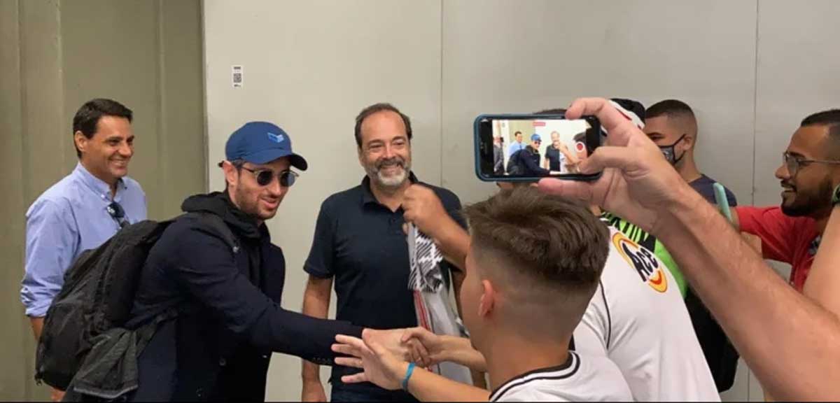 Josh Wander cumprimentou torcedores do Vasco na chegada ao aeroporto