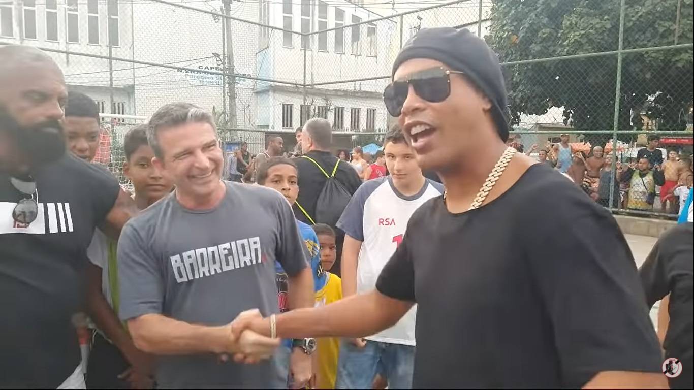 Leven Siano ao lado de Ronaldinho Gaúcho na Barreira do Vasco