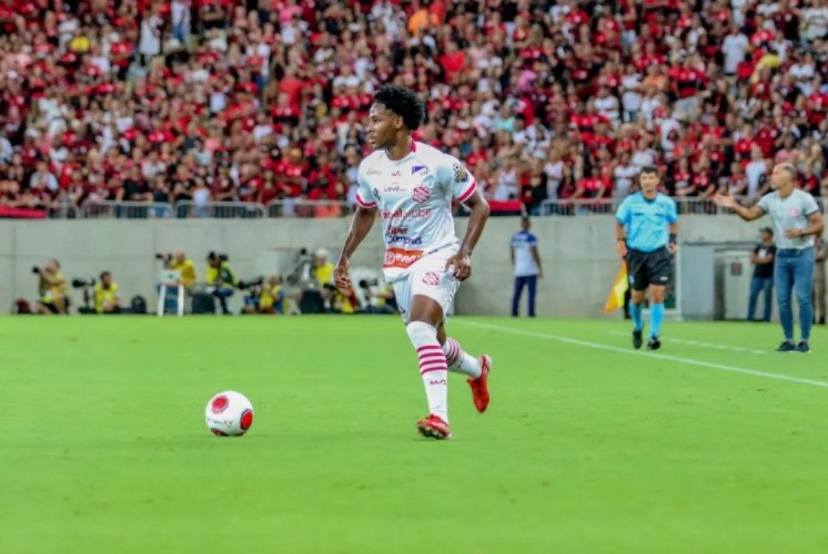 Lucas Oliveira em ação contra o Flamengo