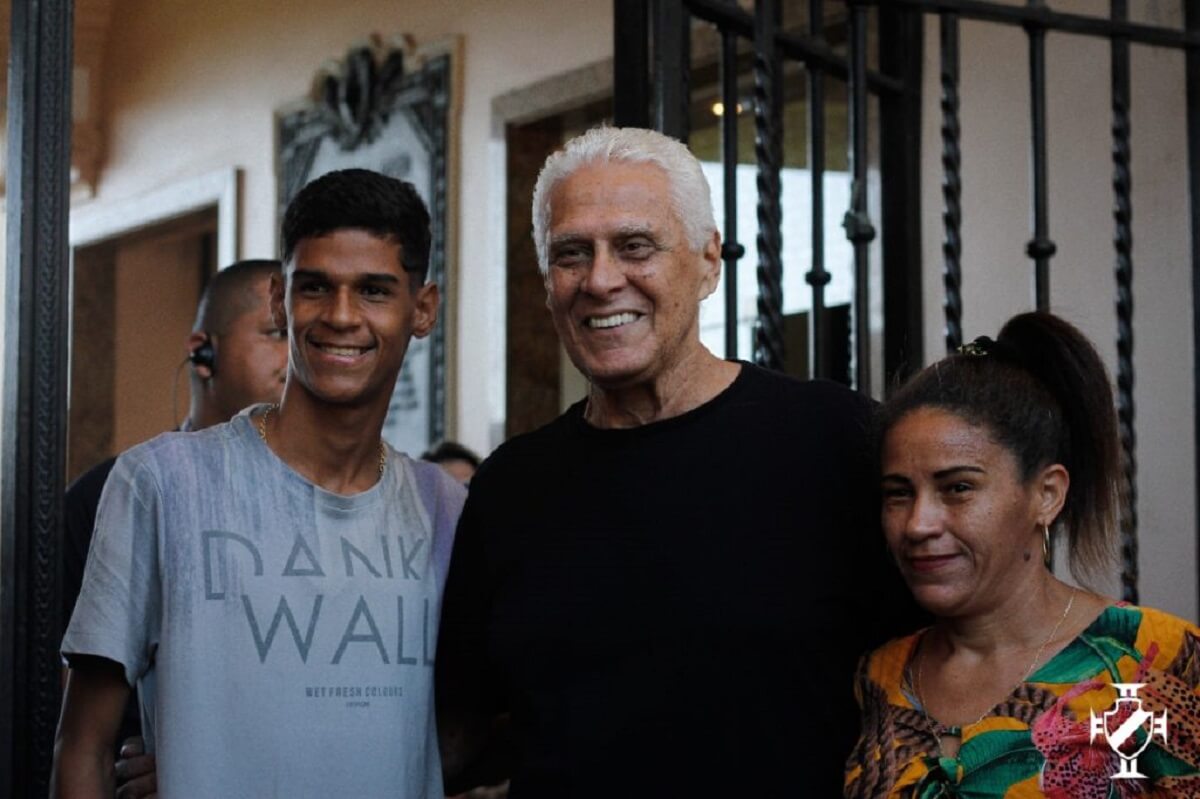 Iran Ferreira, o ''Luva de Pedreiro, com sua mãe e Roberto Dinamite em São Januário