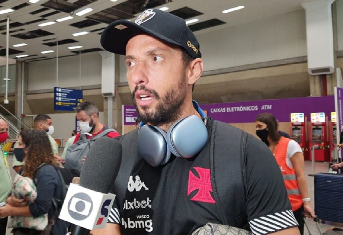 Nenê no desembarque do Vasco após jogo contra a Ferroviária pela Copa do Brasil 2022