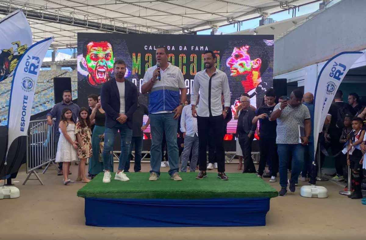 Nenê e Pedrinho sendo homenageados no Maracanã