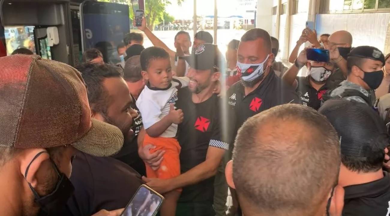 Nenê foi um dos mais tietados na chegada do Vasco em Petrolina