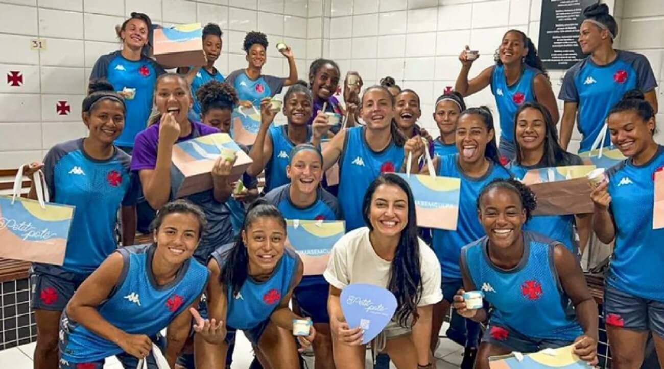 Atletas do futebol feminino do Vasco presenteadas pela ''Petit Potê''