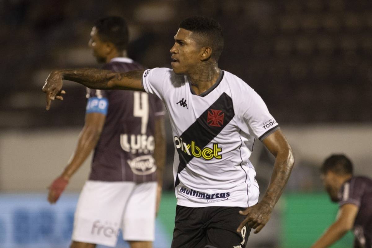 Raniel comemorando gol contra a Ferroviária