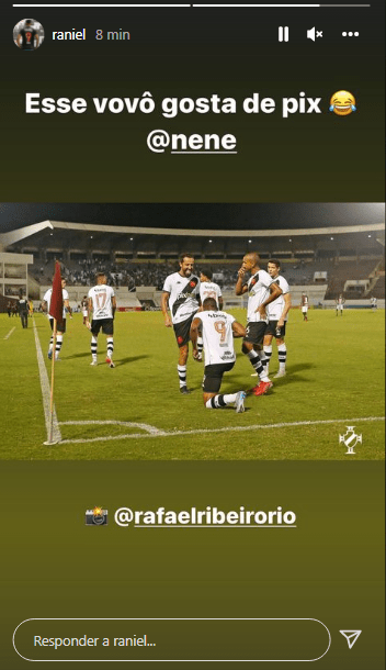 Raniel brincando com Nenê após gol do Vasco contra a Ferroviária, em Araraquara