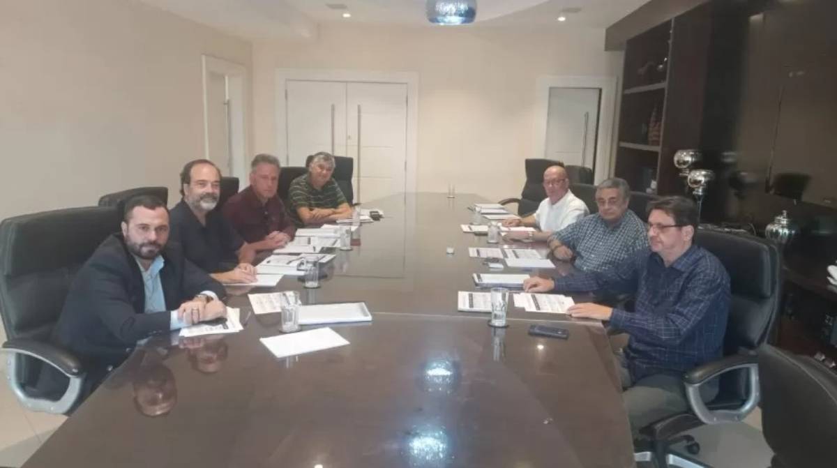 Dirigentes dos clubes em reunião na FFERJ