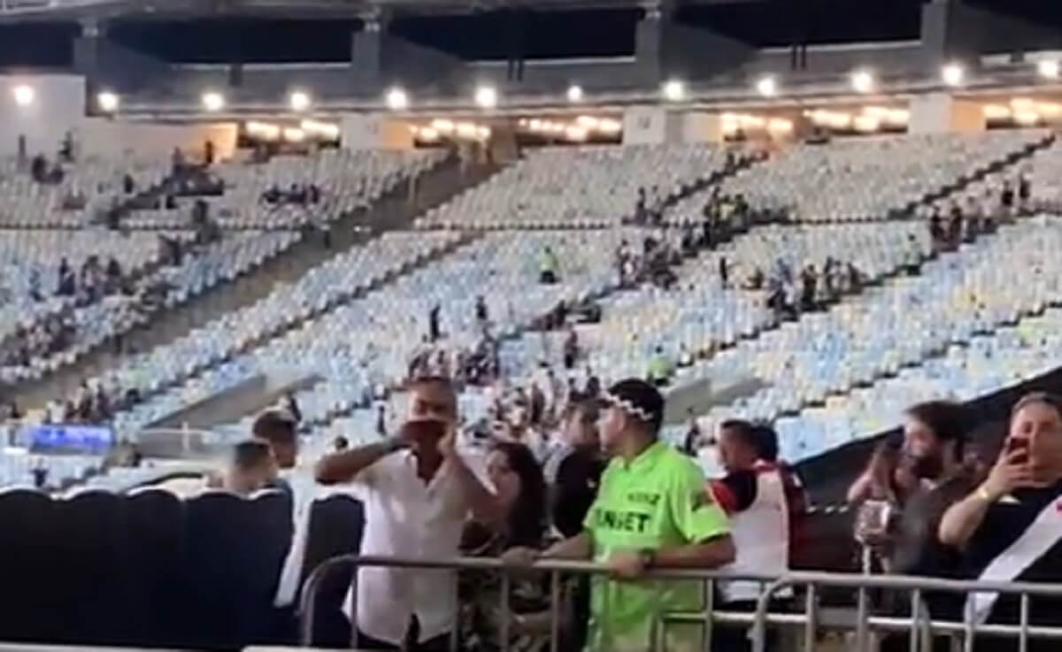 Torcedor do Vasco ofendendo Jorge Salgado em Vasco 0 x 1 Flamengo pela semifinal do Carioca 2022