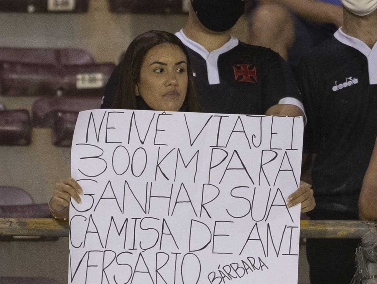 Torcedora com mensagem para Nenê em cartaz