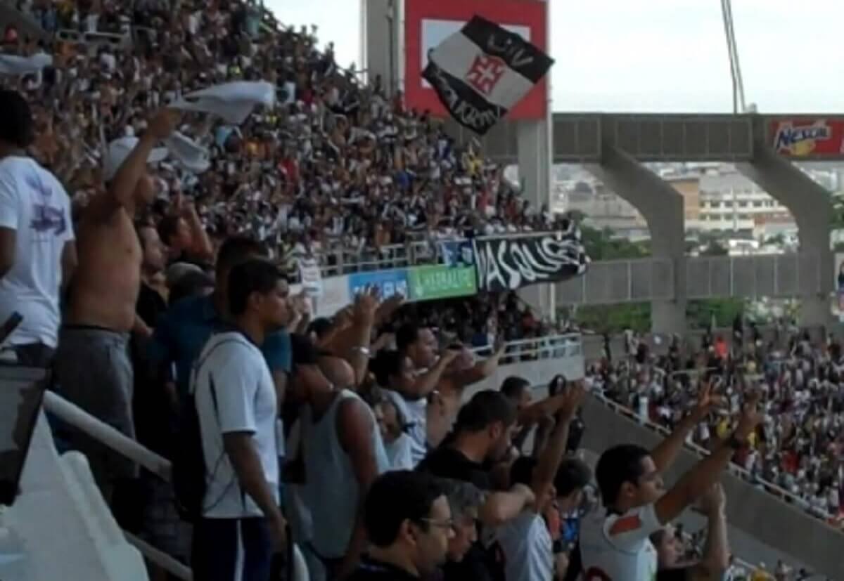 Torcida do Vasco no Engenhão em clássico contra o Flamengo