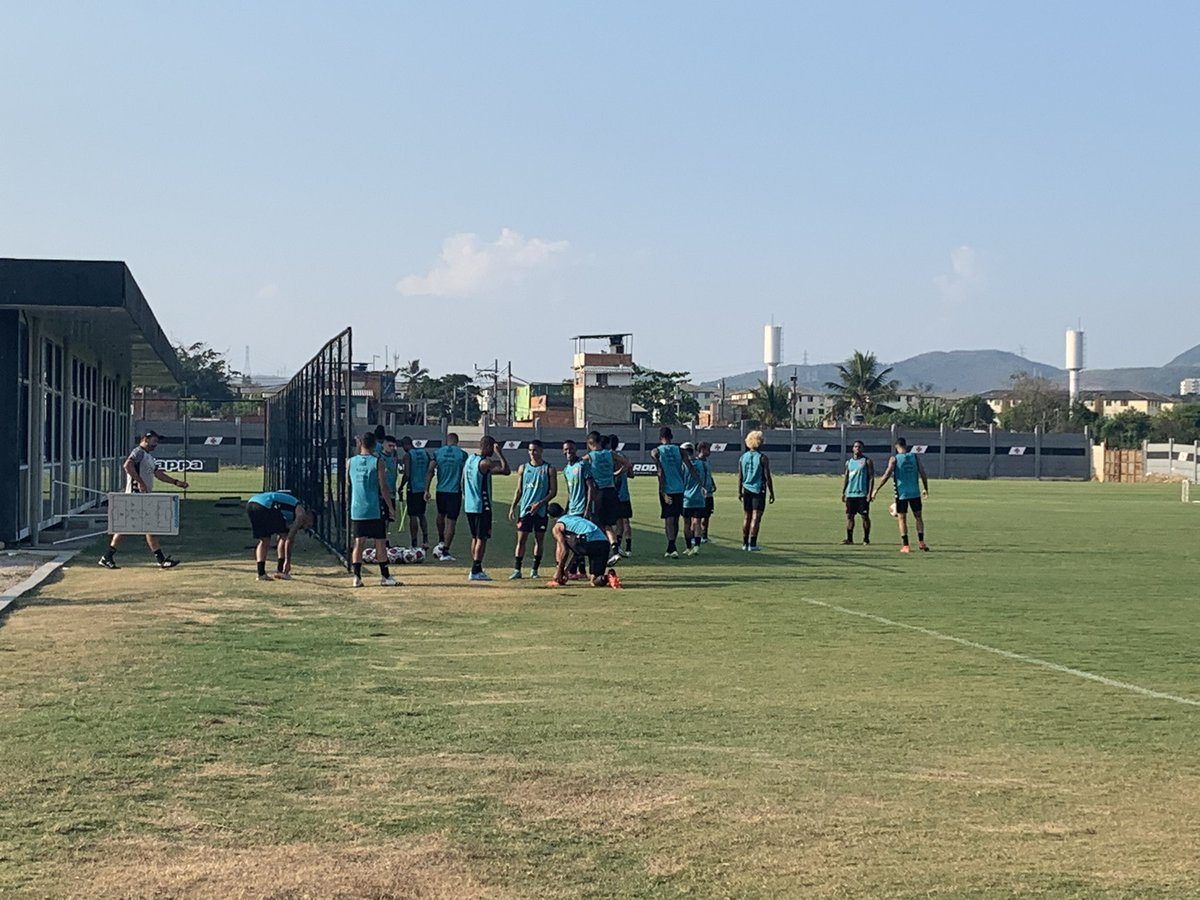 Meninos da Colina participam de treino principal do Vasco