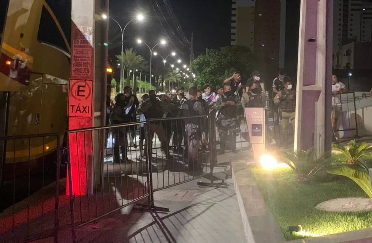 Vascaínos protestaram na portal do hotel após eliminação