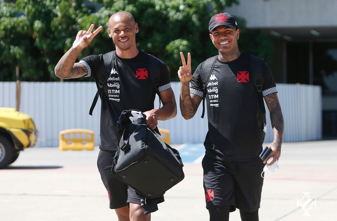 Anderson Conceição e Zé Gabriel no embarque para Petrolina