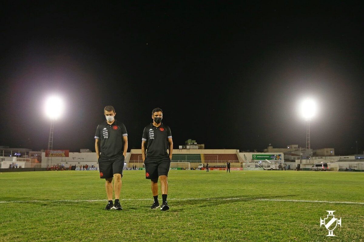 Zé Ricardo no gramado do Estádio Adauto Moraes, em Juazeiro