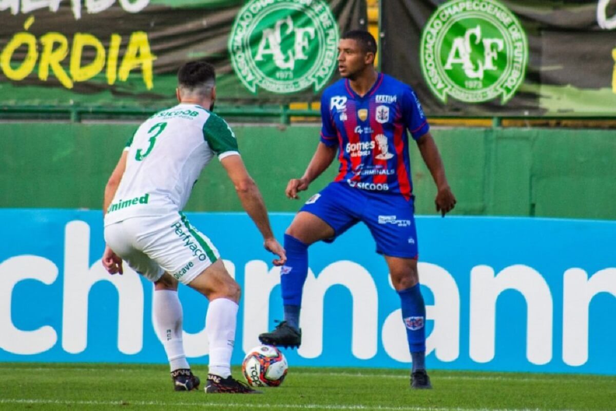 Zé Vitor em ação pelo Marcílio Dias contra a Chapecoense