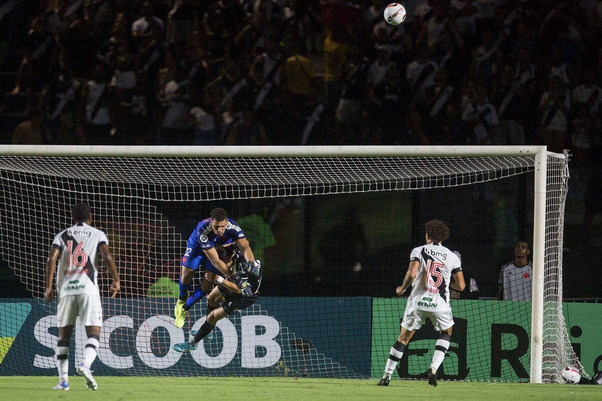 Alexander em ação pelo Vasco contra a Ponte Preta pela Série B 2022