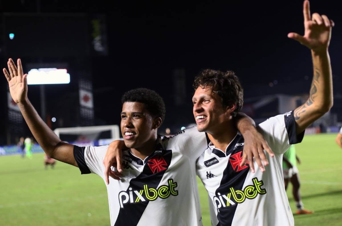 Andrey Santos e Marlon Gomes comemorando vitória do Vasco na Série B 2022