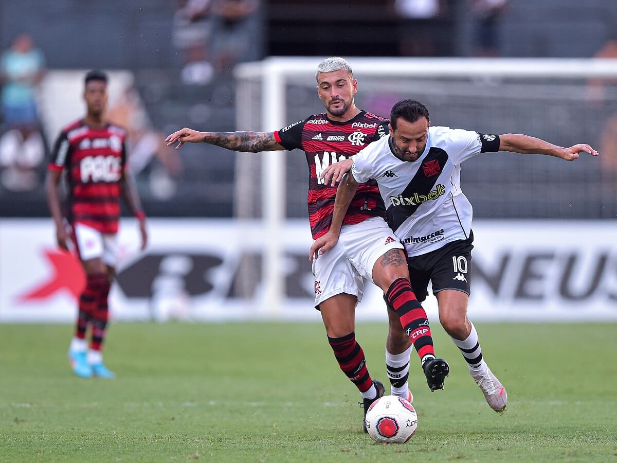 Arrascaeta e Nenê disputando bola em Flamengo x Vasco pelo Carioca 2022