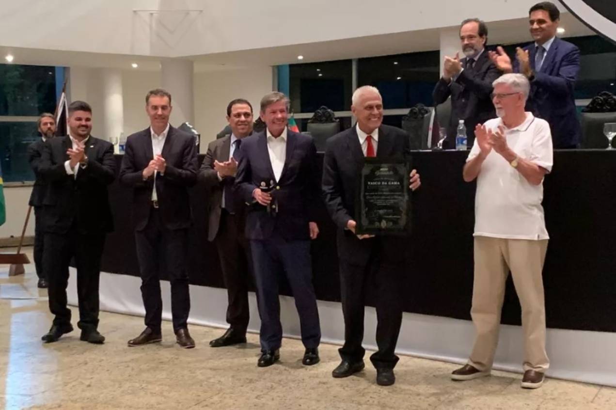Roberto Dinamite recebe título de benemérito do Vasco