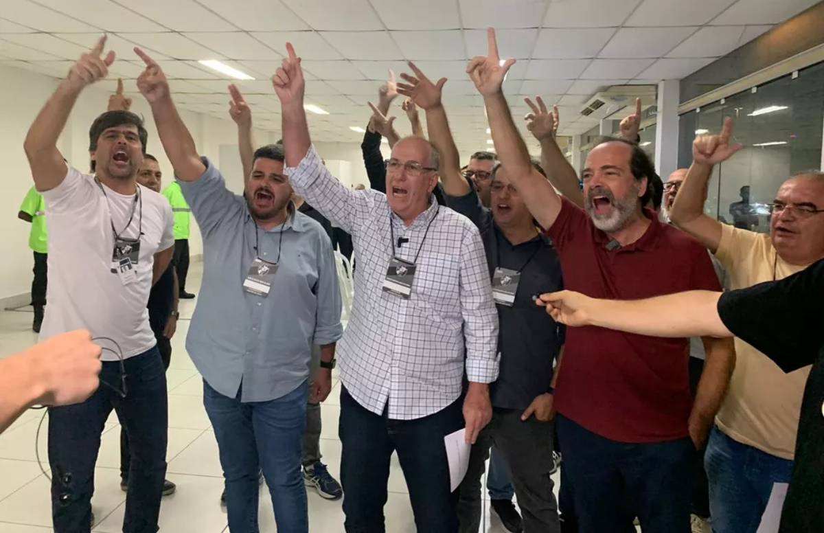 Dirigentes festejam aprovação da SAF no estatuto do Vasco