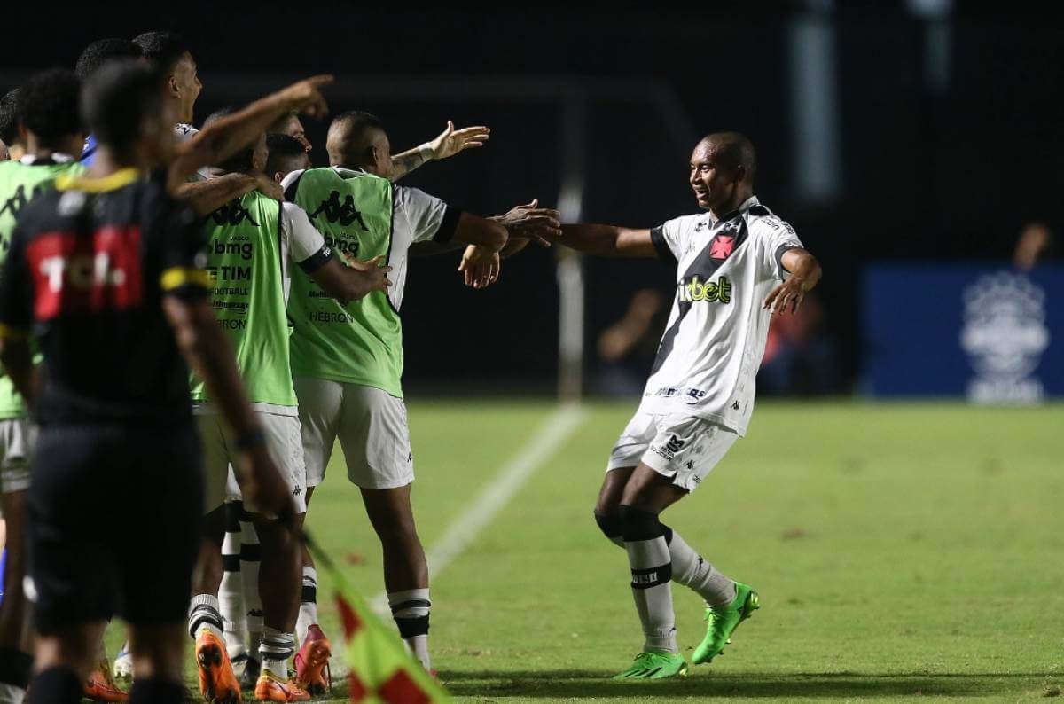 Eguinaldo comemorando gol contra o CRB