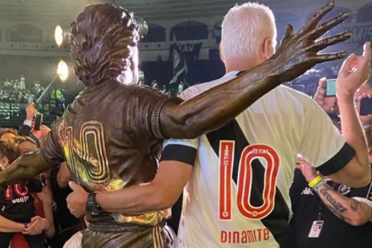 Roberto Dinamite abraçado à sua estátua em São Januário
