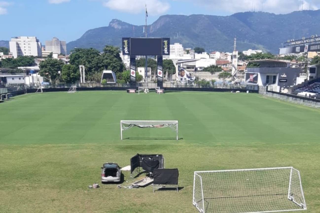 Estátua de Dinamite chegou em São Januário