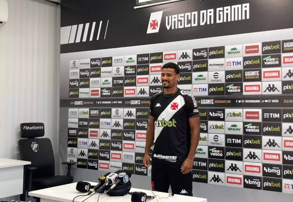 Gabriel Dias é apresentado oficialmente pelo Vasco