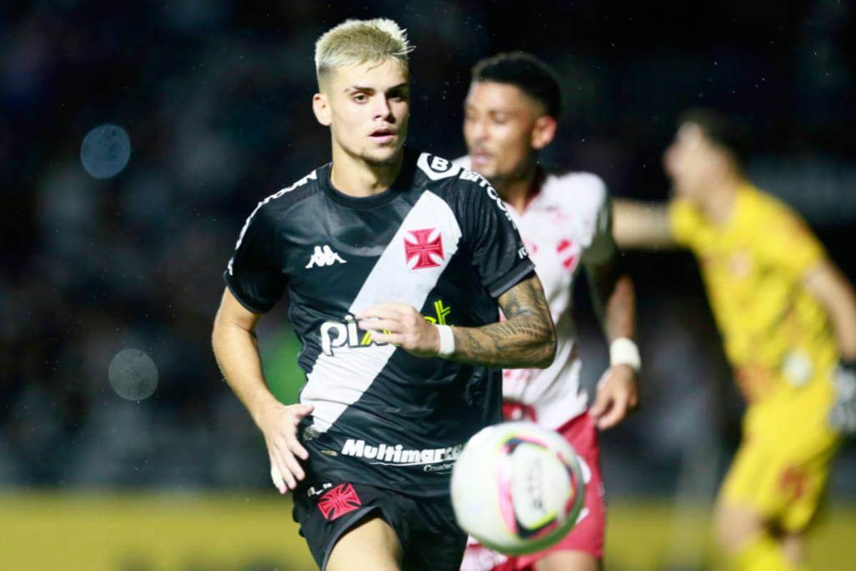 Gabriel Pec durante o jogo contra o Vila Nova