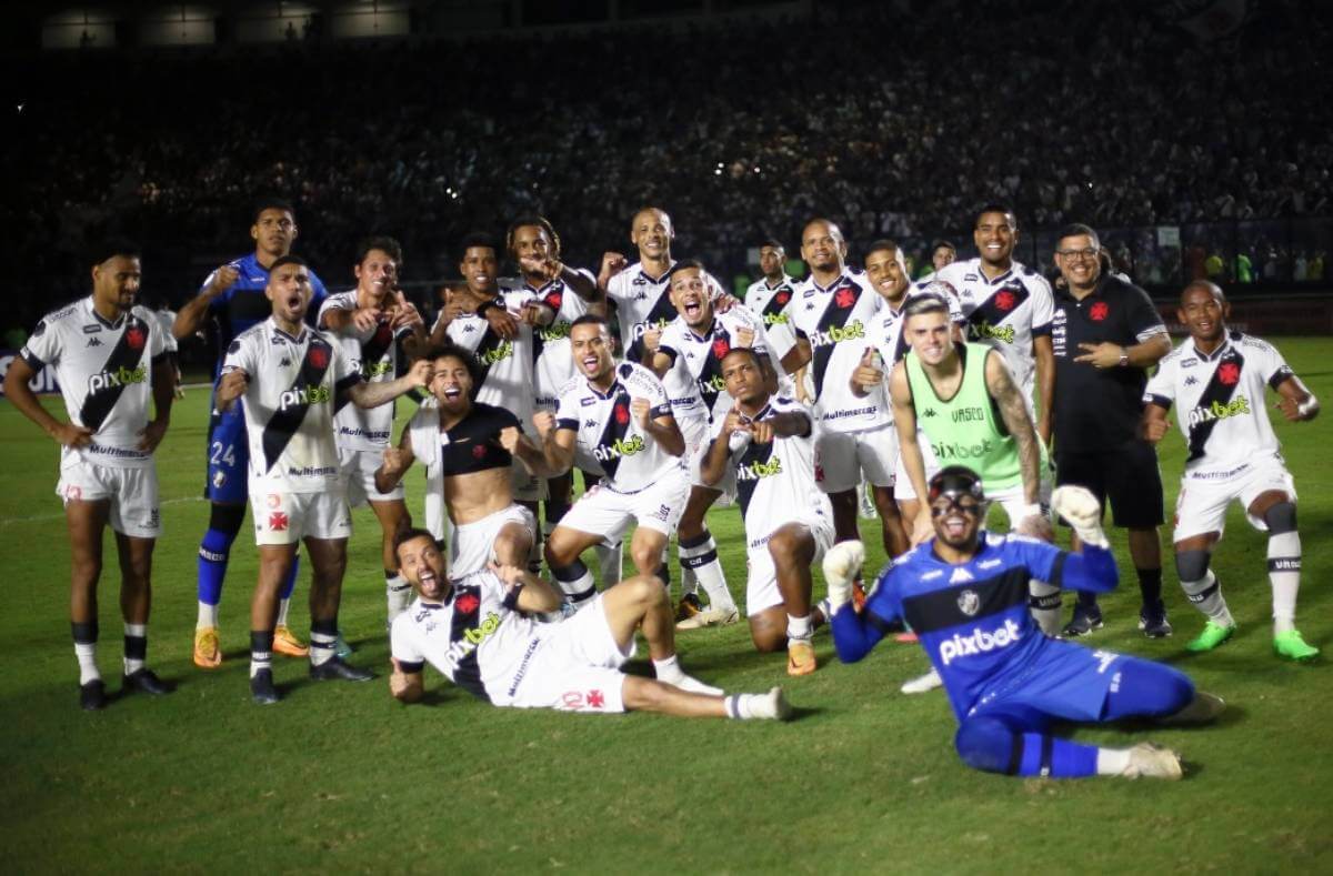 Jogadores do Vasco posam para foto após vitória sobre o CRB