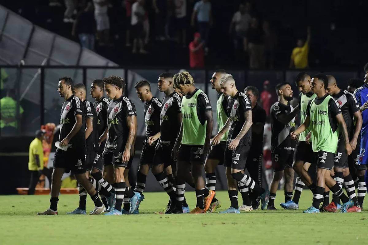 Jogadores deixando o campo após empate com o Vila