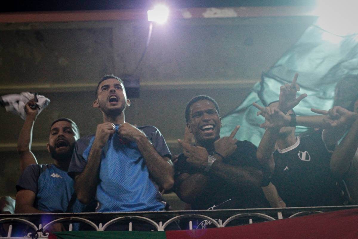 Juninho comemora vitória do Vasco junto à torcida em São Januário