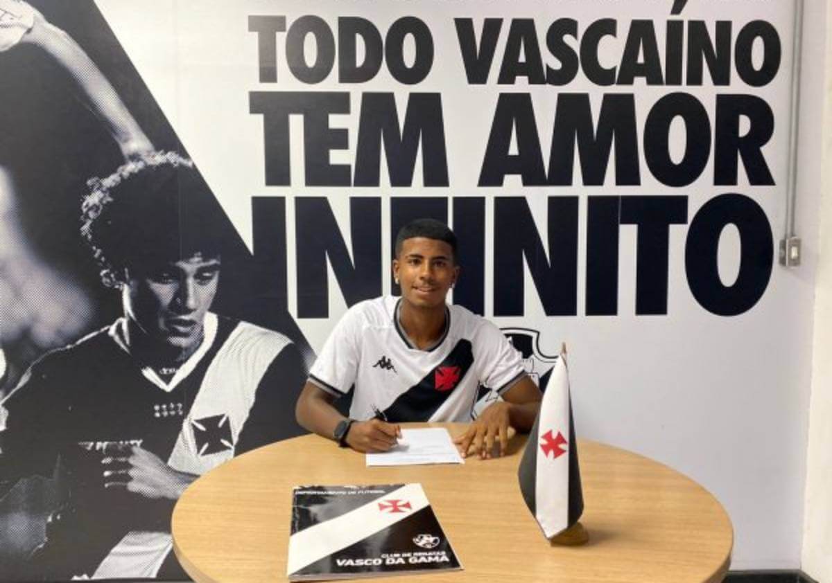 Matheus assina contrato profissional com o Vasco
