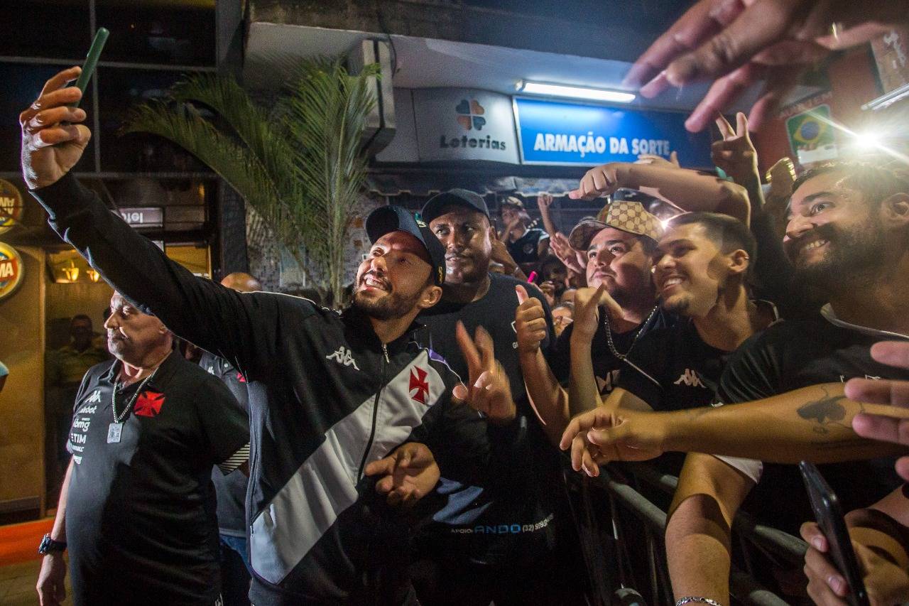 Nenê nos braços da torcida em Muriaé