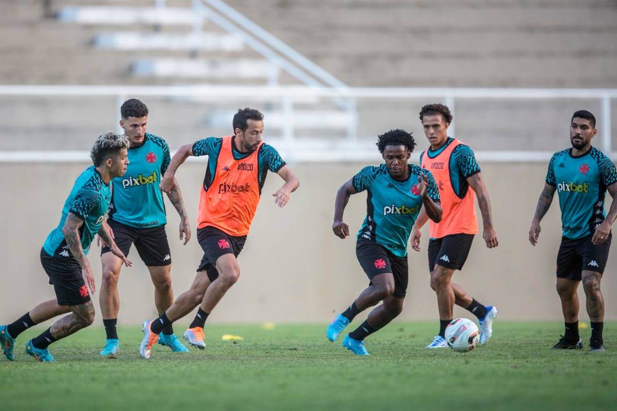 Nenê durante treino do Vasco em Muriaé