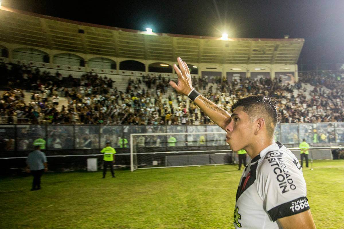 Palacios saudando a torcida do Vasco em São Januário