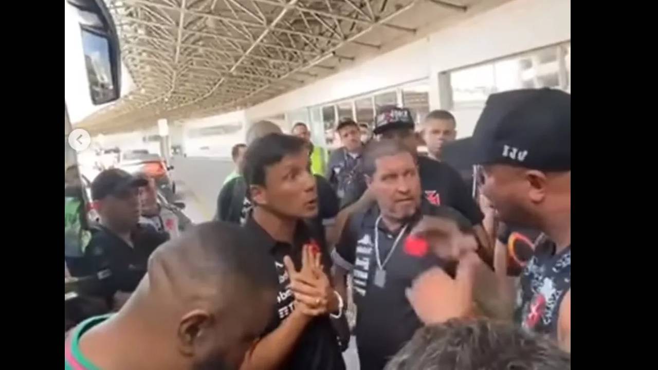 Torcedores cobrando Zé Ricardo em embarque do Vasco a Chapecó em abril de 2022