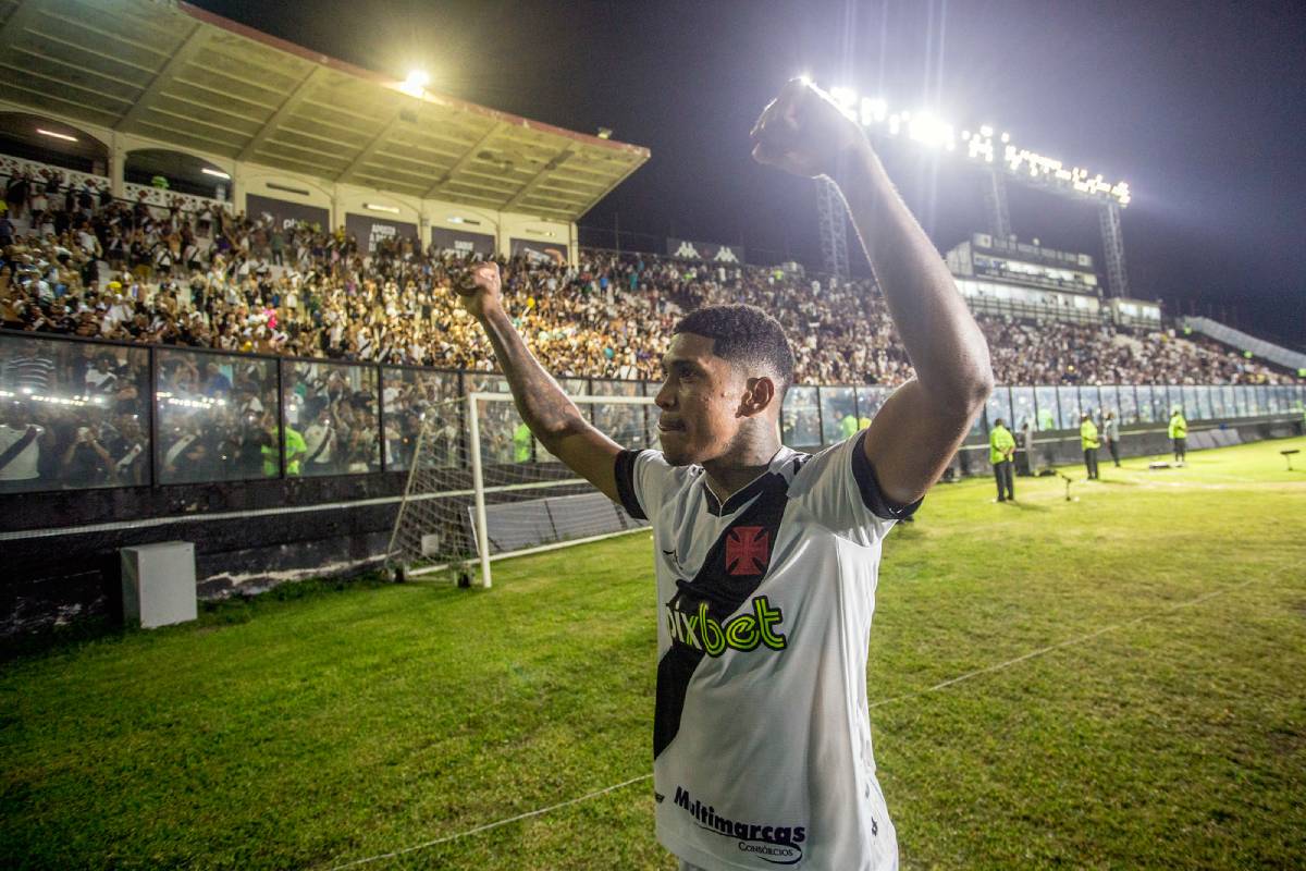 Raniel comemora na vitória sobre a Ponte Preta