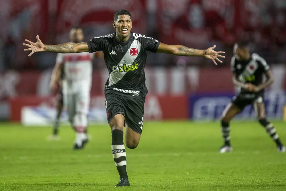 Raniel comemorando gol contra o CRB pela Série B 2022