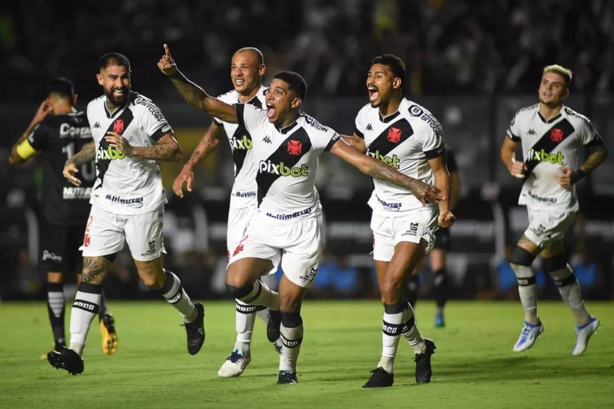 Raniel comemorando gol contra a Ponte Preta