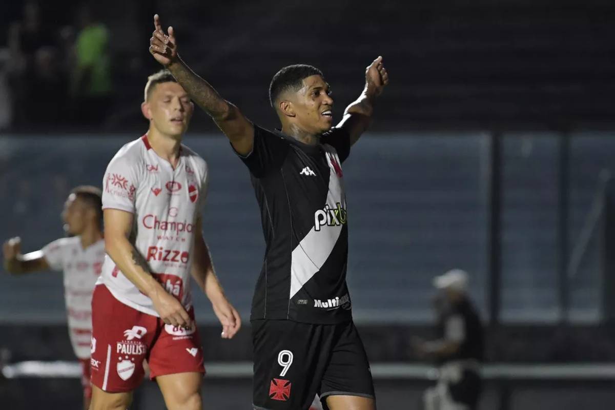 Raniel comemorando gol contra o Vila Nova