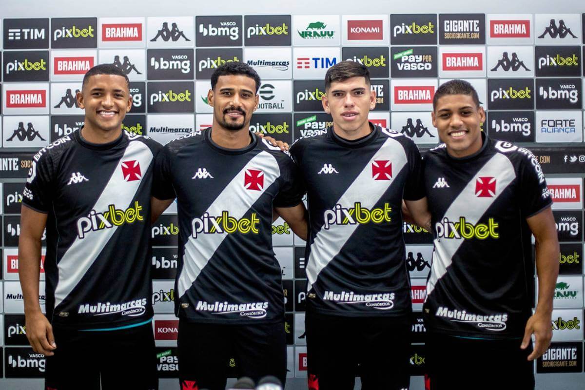 Gabriel Dias, Carlos Palacios, Erick e Zé Santos em apresentação no Vasco