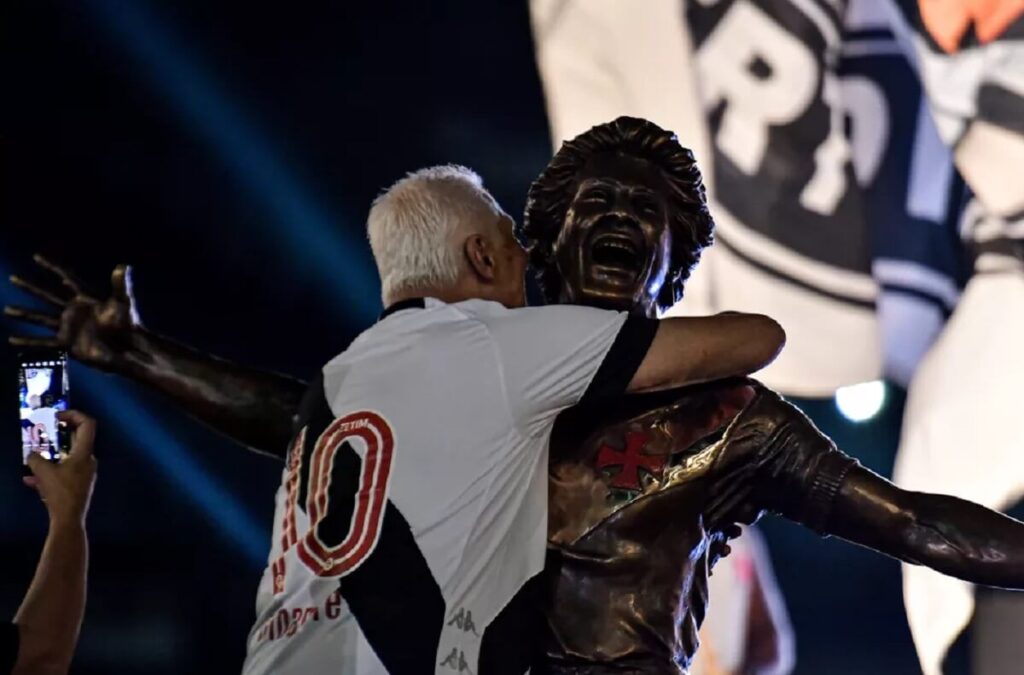 Roberto Dinamite abraçando estátua em sua homenagem em São Januário